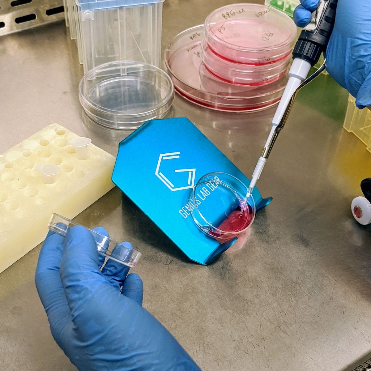 Genius Lab Gear's  60mm cell culture dish tilted holder